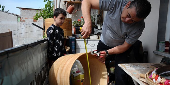 Ramazan davullarını evinde yapıyor Ramazan davullarını evinde yapıyor