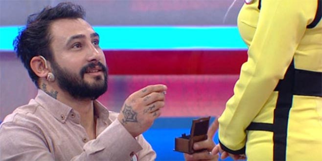 Evlilik teklifi eden adam aldığı cevap karşısında ne yapacağını şaşırdı