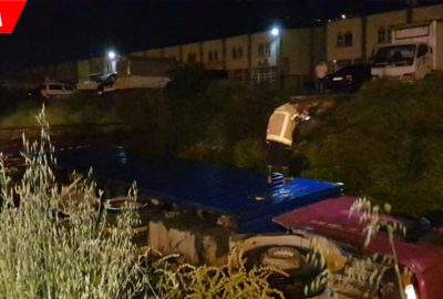 Park halindeki TIR dereye düştü