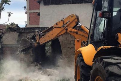 Yenişehir’de metruk binalar yıkılıyor