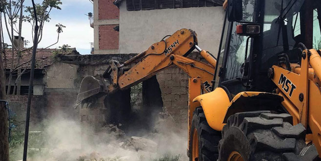 Yenişehir’de metruk binalar yıkılıyor