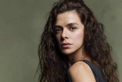 Özge Özpirinçci yüzünde sümüklü böcek gezdirdi!