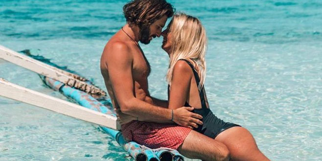 Fenomen çiftin, beğeni uğruna paylaştığı poz tartışmalara yol açtı!