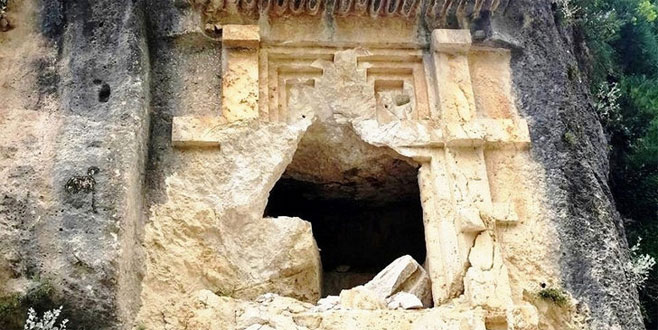 2 bin 500 yıllık Likya kaya mezarını parçaladılar 2 bin 500 yıllık Likya kaya mezarını parçaladılar