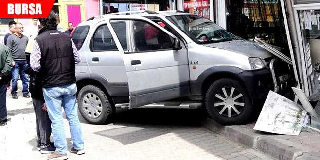 Kuyumcu dükkanına daldı