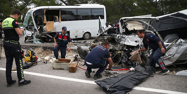 Antalya’da trafik kazası: 1 ölü, 14 yaralı