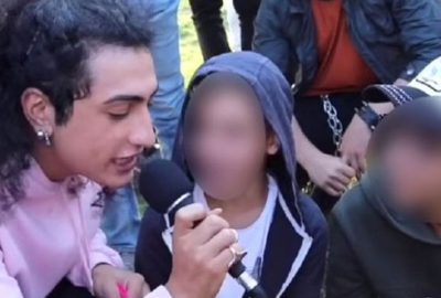 Erkek çocuklarını öpüştüren fenomenin bir skandalı daha ortaya çıktı!