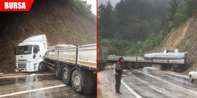 Kontrolden çıkan TIR yolu trafiğe kapattı Kontrolden çıkan TIR yolu trafiğe kapattı
