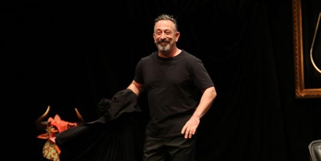 Sahnede fenalaştı, herkes şaka sandı