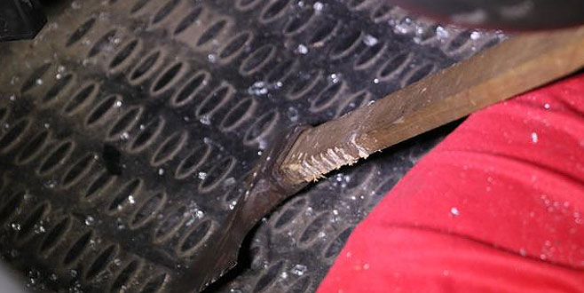 Arabayı vermeyince kafasına balta sapladı