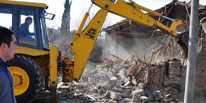 Metruk binalar yıkılıyor Metruk binalar yıkılıyor