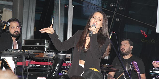 Sevgilisini askere uğurladı