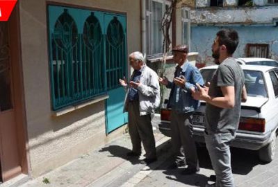 Apartmandaki türbe görenleri şaşırtıyor