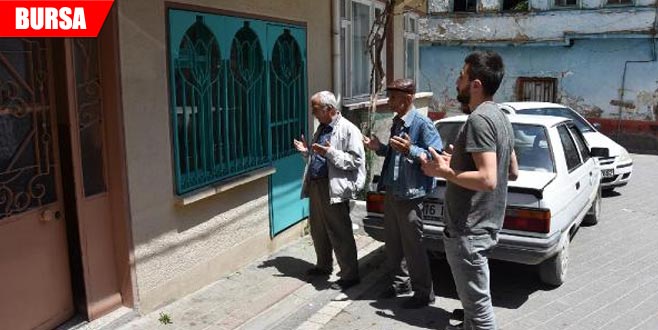 Apartmandaki türbe görenleri şaşırtıyor