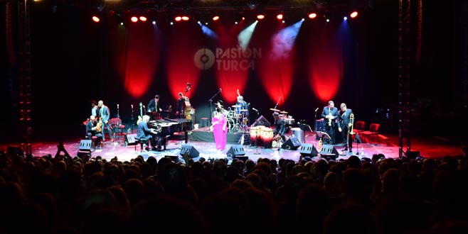 Pink Martini Bursa’da konser verdi Pink Martini Bursa’da konser verdi