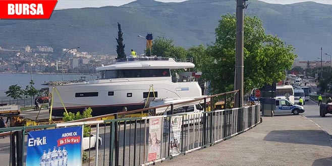 Karada giden yatı görünce şaşkına döndüler