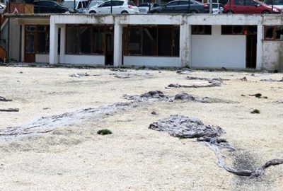 Halı sahadan boşalan alana tinerciler yerleşti