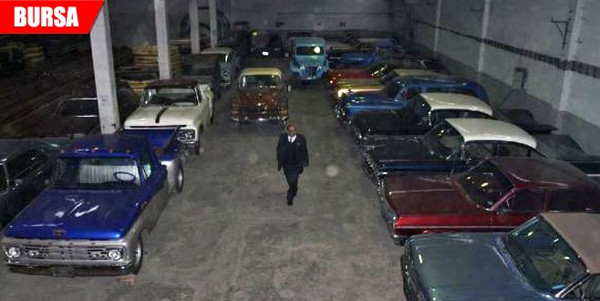 Klasik otomobillerini satışa çıkardı