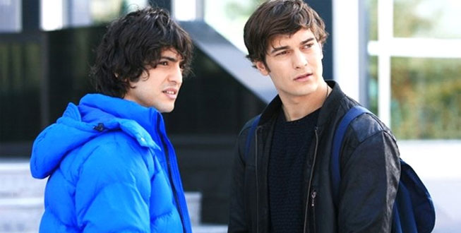 Yakışıklı oyuncu, 15 yıllık işinden kovulunca çılgına döndü