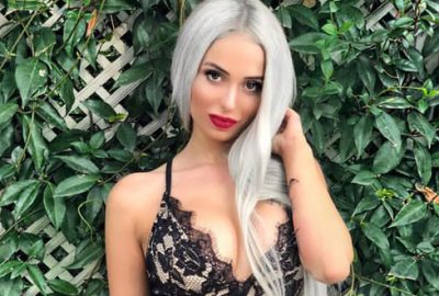 Cesur pozlarıyla eleştirilen Merve Sanay, Medine’ye gitti