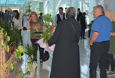 Belediye başkanına gelen çiçekler satıldı