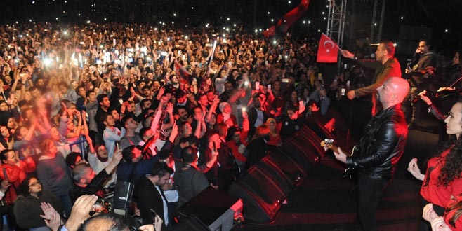 Gençlik Haluk Levent’le coştu