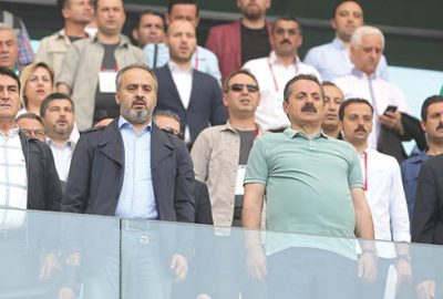 Şeref tribünü doldu taştı