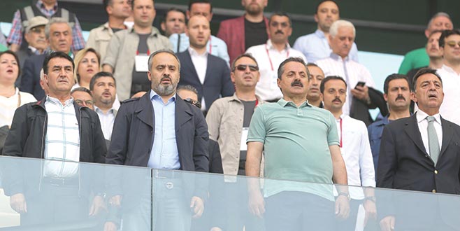 Şeref tribünü doldu taştı