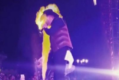 Alev makinesi çalıştı, sahnedeki şarkıcının yüzü yandı