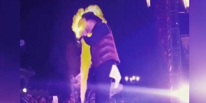 Alev makinesi çalıştı, sahnedeki şarkıcının yüzü yandı