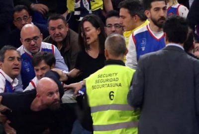 Ünlü oyuncu ve eşi, Efes maçında saldırıya uğradı