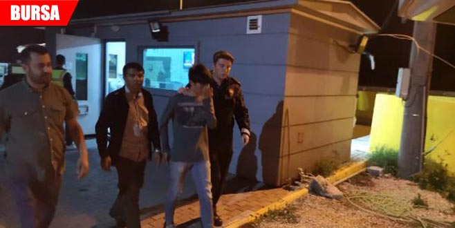 Otobüsün bagajından kaçak göçmenler çıktı Otobüsün bagajından kaçak göçmenler çıktı