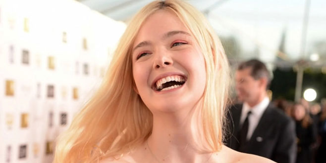 Ünlü oyuncu kıyafeti yüzünden bayıldı! Ünlü oyuncu kıyafeti yüzünden bayıldı!