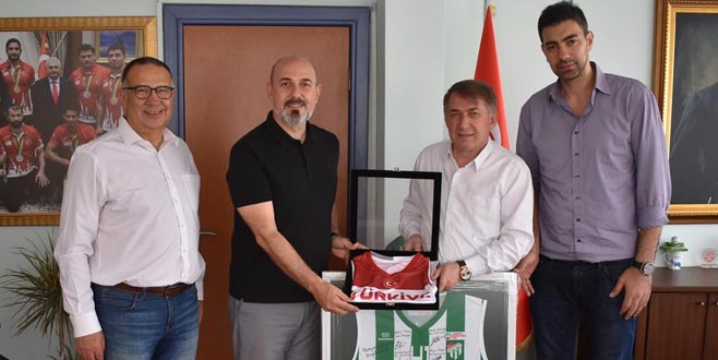 Uysal’dan şampiyona kutlama Uysal’dan şampiyona kutlama