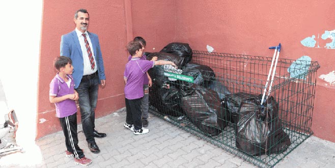 Okullarda atıklar kafeslerde toplanıyor