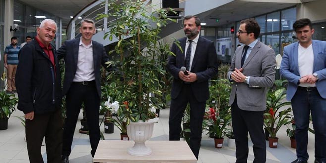 Çiçekler yardım paketlerine dönüştü