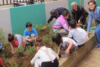 Minikler çiçek dikti