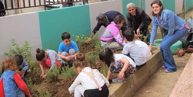 Minikler çiçek dikti Minikler çiçek dikti