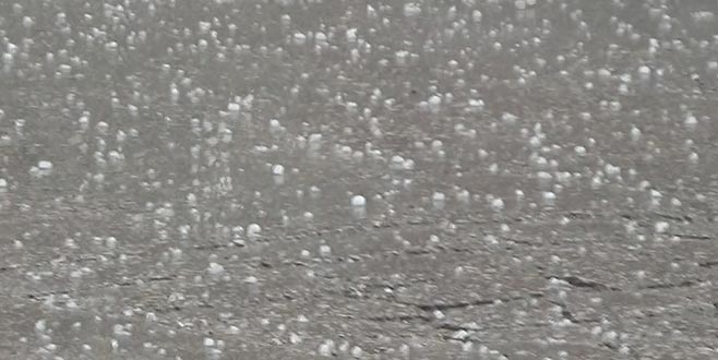 Ceviz büyüklüğünde dolu yağdı