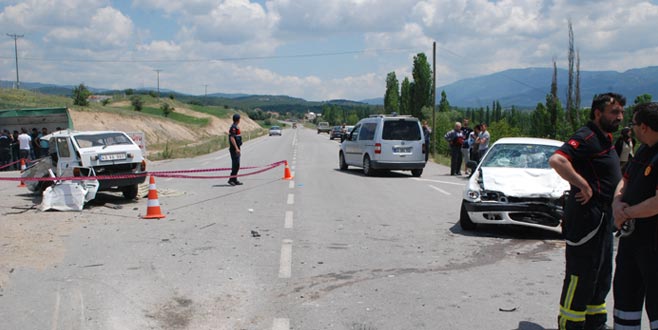 Kütahya’da iki otomobil çarpıştı: 2 ölü, 2 yaralı