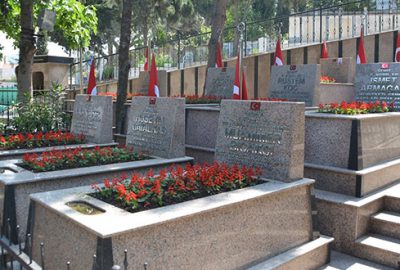 Şehitlikler çiçeklendiriliyor