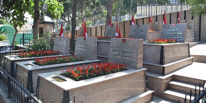 Şehitlikler çiçeklendiriliyor