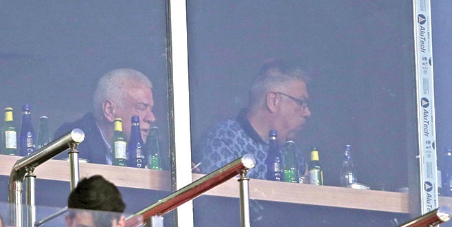 Başkan locadan çıkamadı