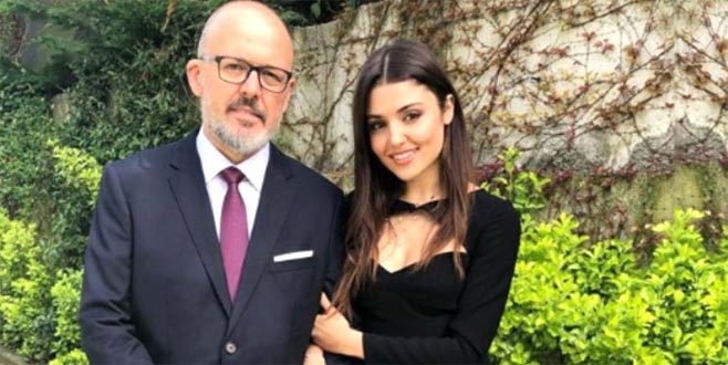 Hande Erçel’i babasının yanında utandıran soru!