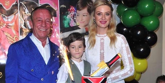 Eski sevgililer, oğulları için bir araya geldi!