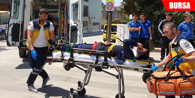 Liseliler okul çıkışında kaza yaptı: 2 yaralı Liseliler okul çıkışında kaza yaptı: 2 yaralı