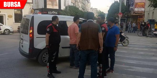 Kasaptan aldığı satırla saldırdı