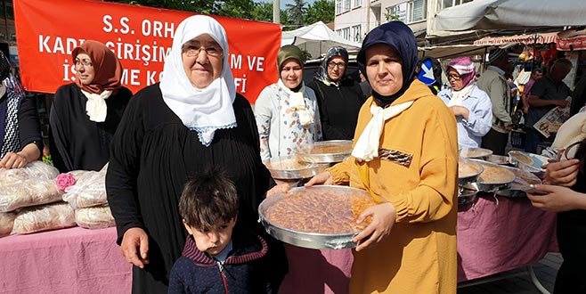 Yöresel gıdalar kapış kapış satıldı