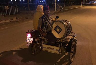 Motosikletli ramazan davulcusu