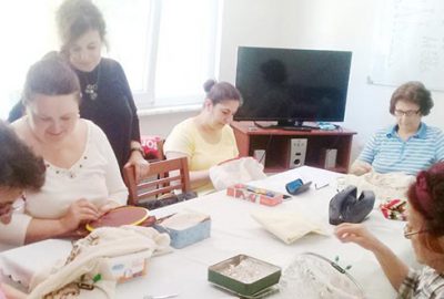 Mübadil kadınları ev hanımlarına kurs veriyor